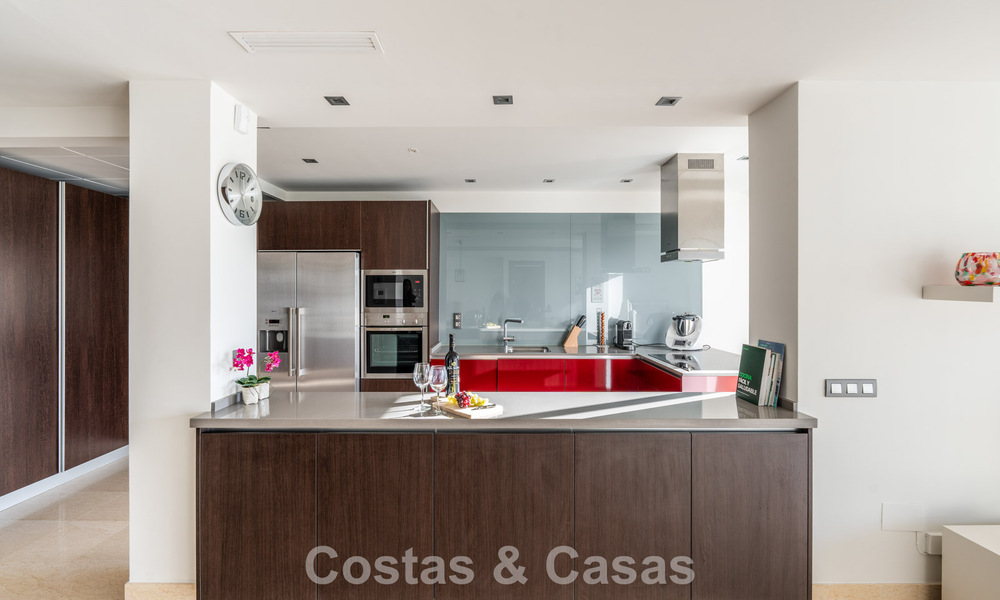 Eigentijds appartement met panoramisch golf- en zeezicht te koop in Marbella - Benahavis 779802