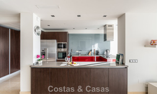 Eigentijds appartement met panoramisch golf- en zeezicht te koop in Marbella - Benahavis 779802 