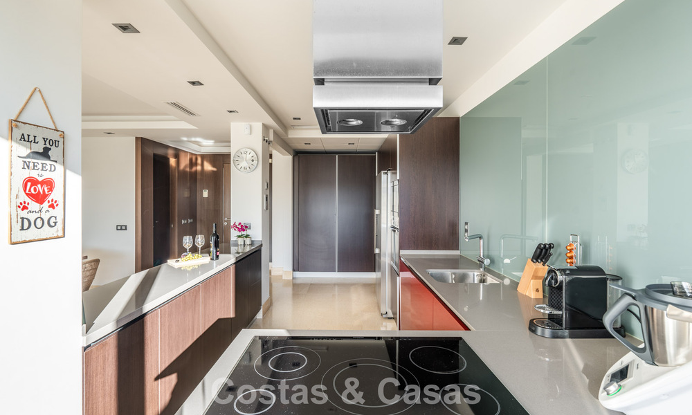 Eigentijds appartement met panoramisch golf- en zeezicht te koop in Marbella - Benahavis 779803