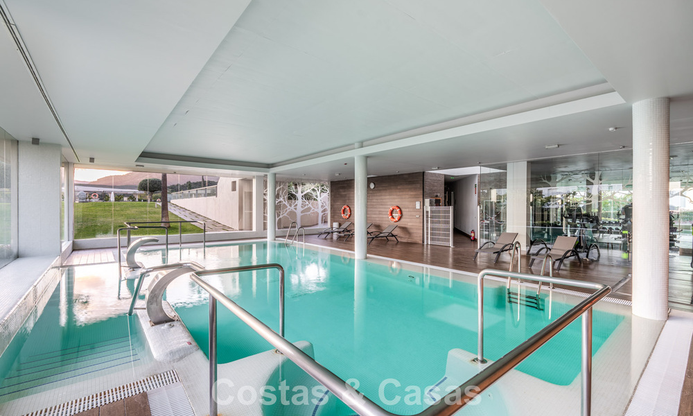 Eigentijds appartement met panoramisch golf- en zeezicht te koop in Marbella - Benahavis 779804