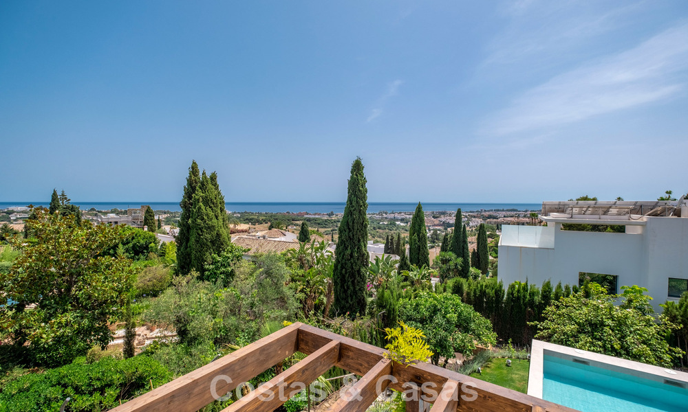 Instapklare luxevilla met Ibiziaanse bouwstijl te koop in een zeer gewilde urbanisatie van Benahavis - Marbella 780023