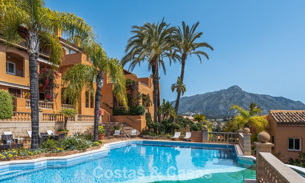 Eersteklas appartement met panoramisch zeezicht te koop in Nueva Andalucia’s golfvallei, Marbella 780277