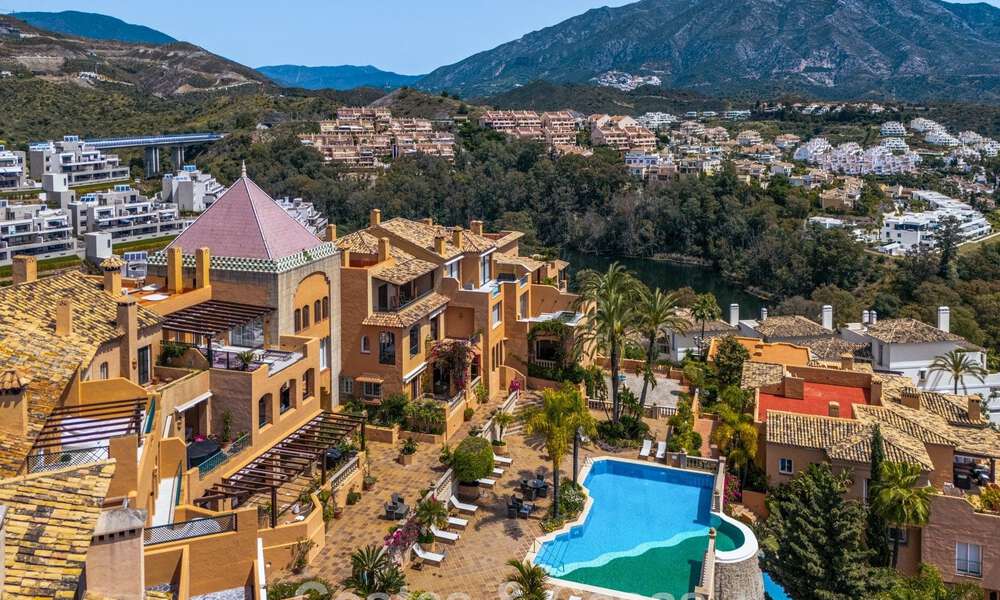 Eersteklas appartement met panoramisch zeezicht te koop in Nueva Andalucia’s golfvallei, Marbella 780278