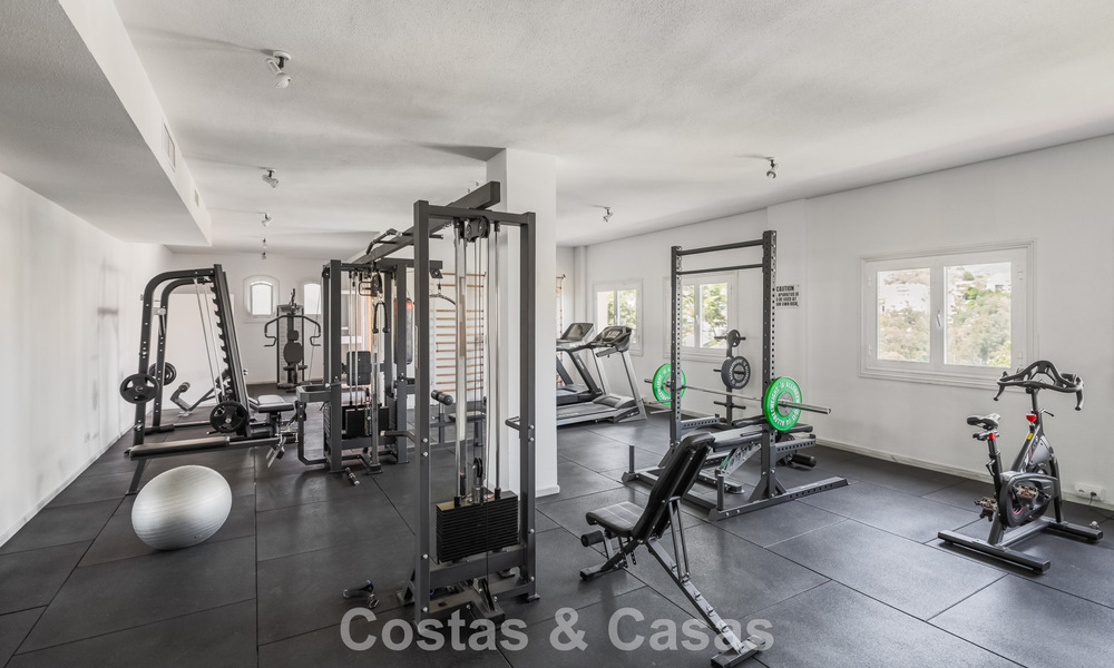 Eersteklas appartement met panoramisch zeezicht te koop in Nueva Andalucia’s golfvallei, Marbella 780285