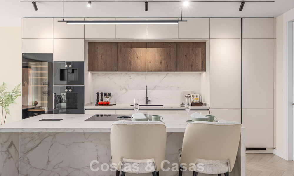 Eersteklas appartement met panoramisch zeezicht te koop in Nueva Andalucia’s golfvallei, Marbella 780286