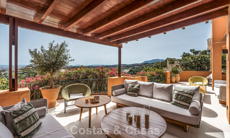 Eersteklas appartement met panoramisch zeezicht te koop in Nueva Andalucia’s golfvallei, Marbella 780290