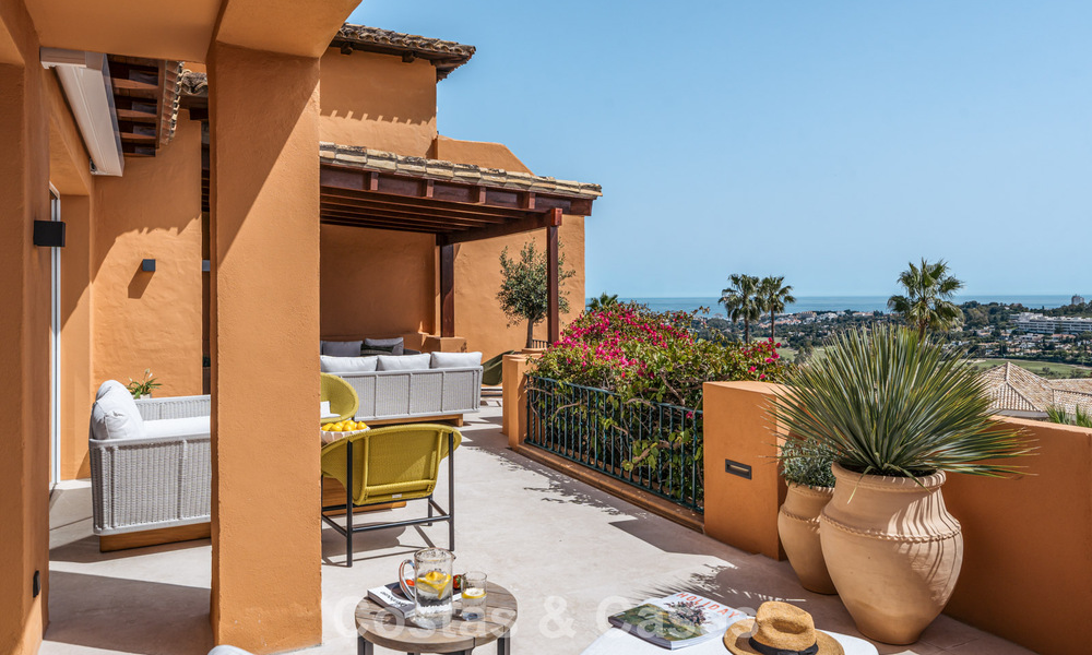 Eersteklas appartement met panoramisch zeezicht te koop in Nueva Andalucia’s golfvallei, Marbella 780291