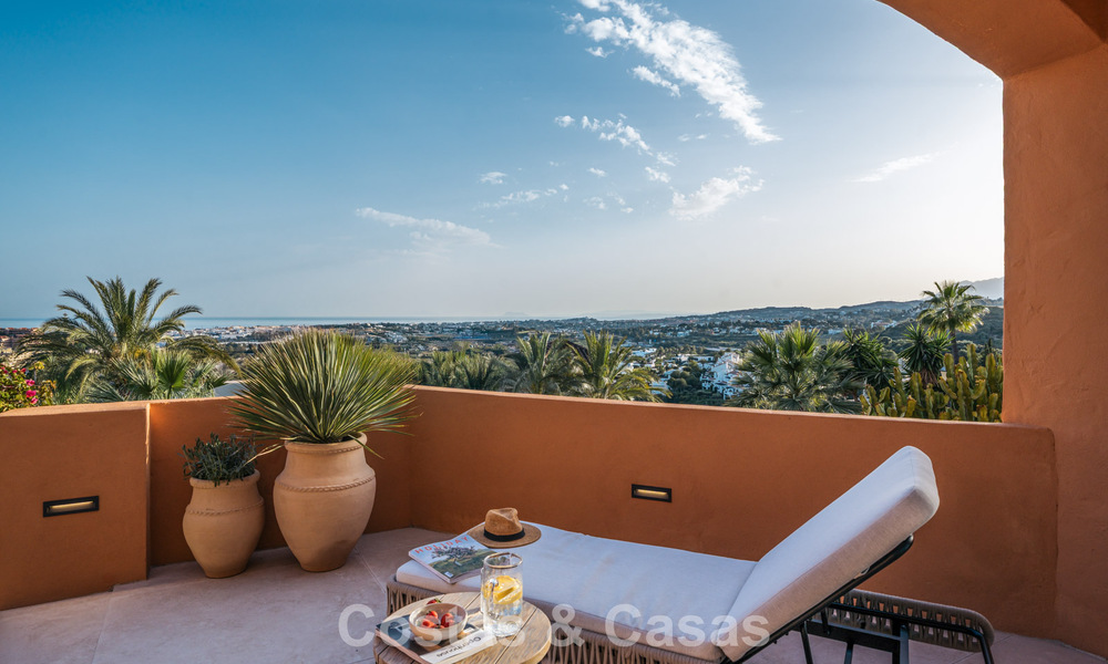 Eersteklas appartement met panoramisch zeezicht te koop in Nueva Andalucia’s golfvallei, Marbella 780295