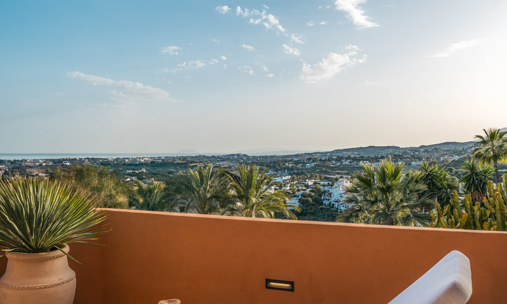 Eersteklas appartement met panoramisch zeezicht te koop in Nueva Andalucia’s golfvallei, Marbella 780296