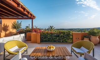 Eersteklas appartement met panoramisch zeezicht te koop in Nueva Andalucia’s golfvallei, Marbella 780298 