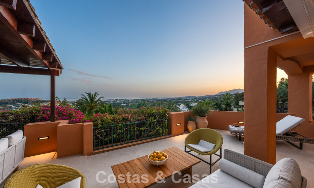 Eersteklas appartement met panoramisch zeezicht te koop in Nueva Andalucia’s golfvallei, Marbella 780301