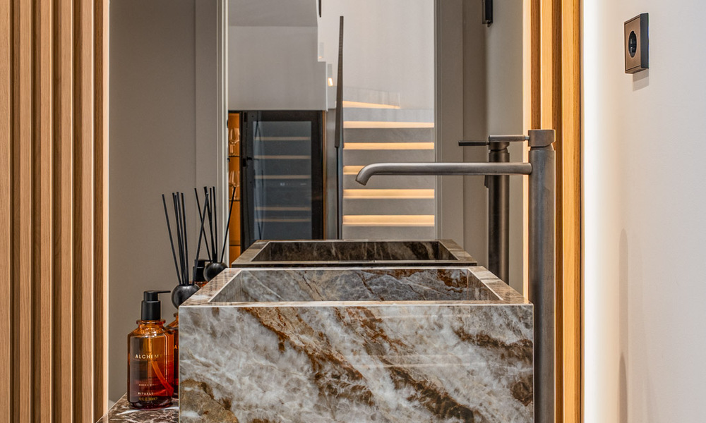 Instapklaar, modernistisch gerenoveerd herenhuis te koop in een gated community in La Quinta, Benahavis - Marbella 780316