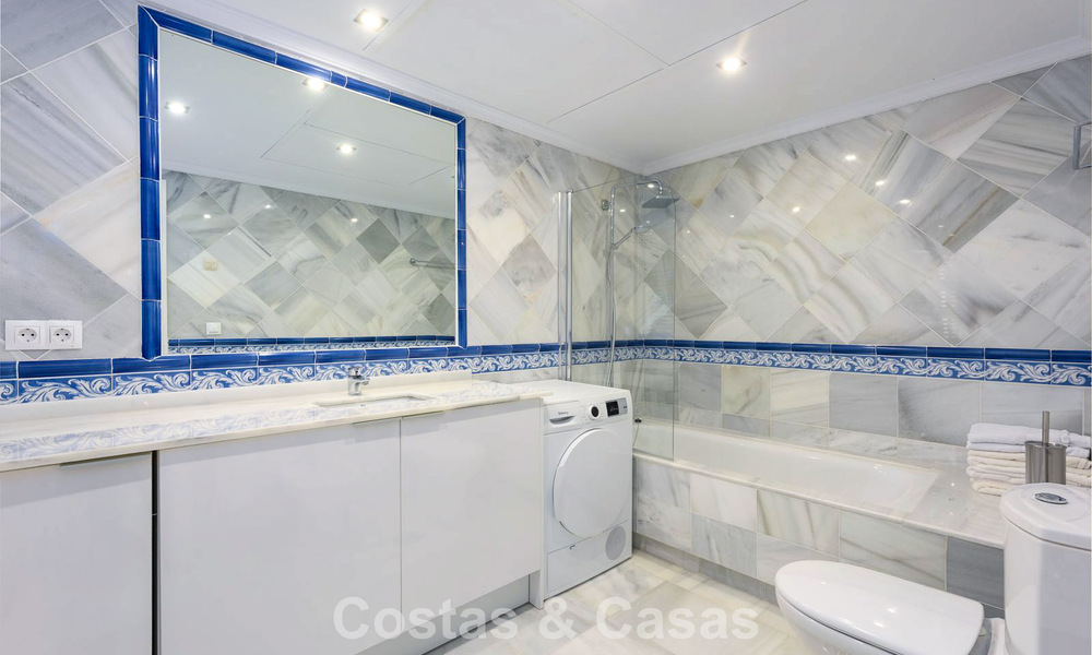 Ruim verhoogd tuinappartement met panoramisch zeezicht te koop in Benahavis - Marbella 780208