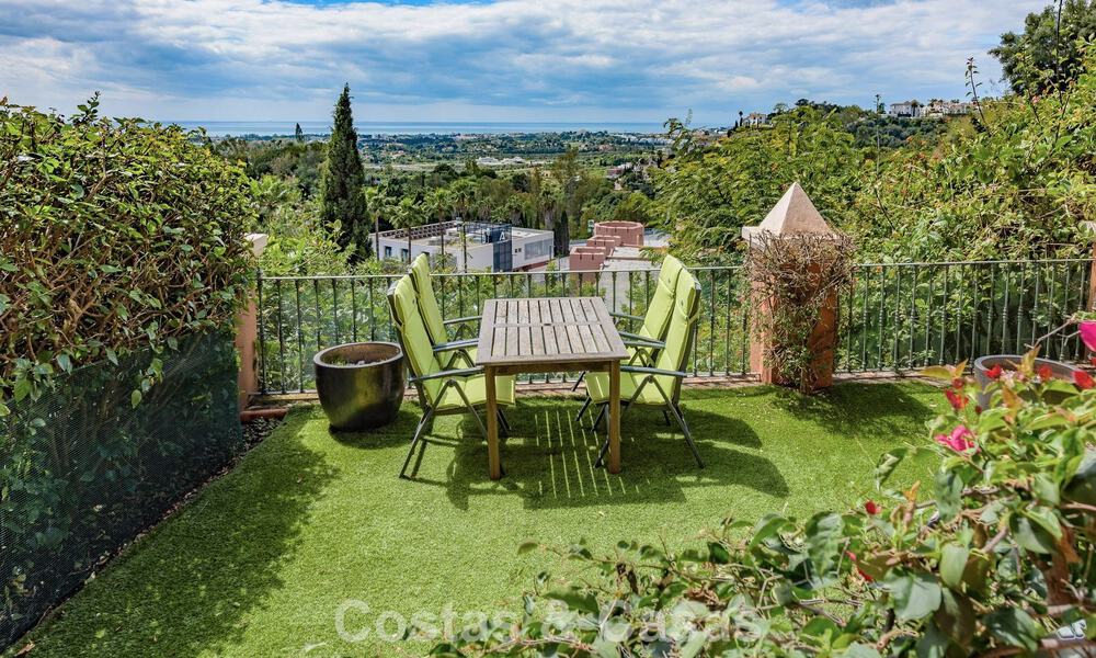 Ruim verhoogd tuinappartement met panoramisch zeezicht te koop in Benahavis - Marbella 780211