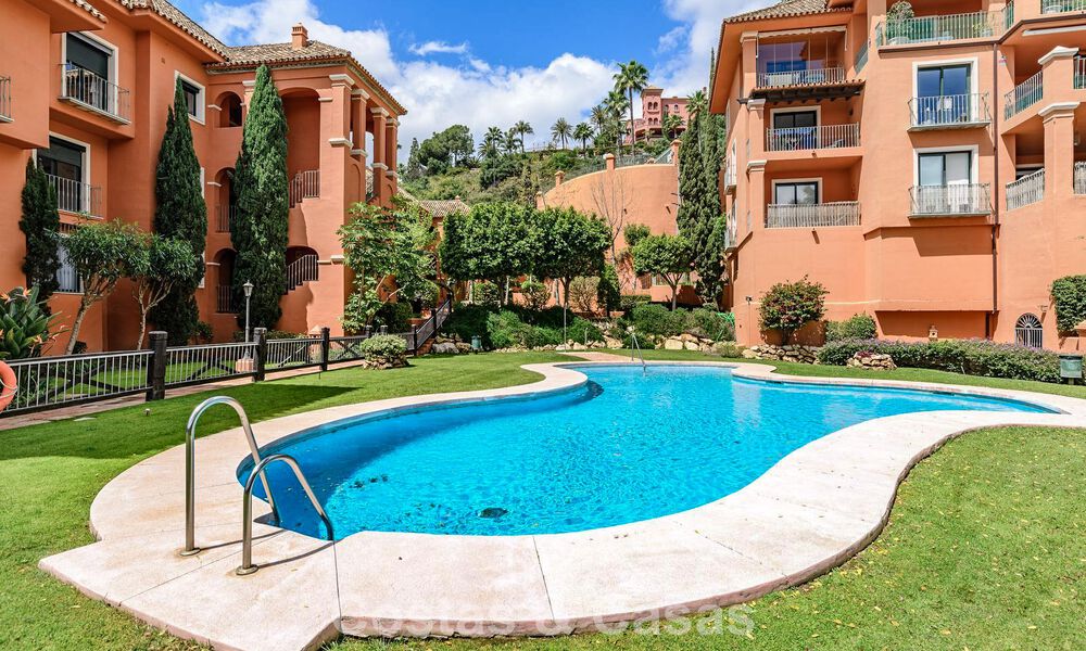 Ruim verhoogd tuinappartement met panoramisch zeezicht te koop in Benahavis - Marbella 780213