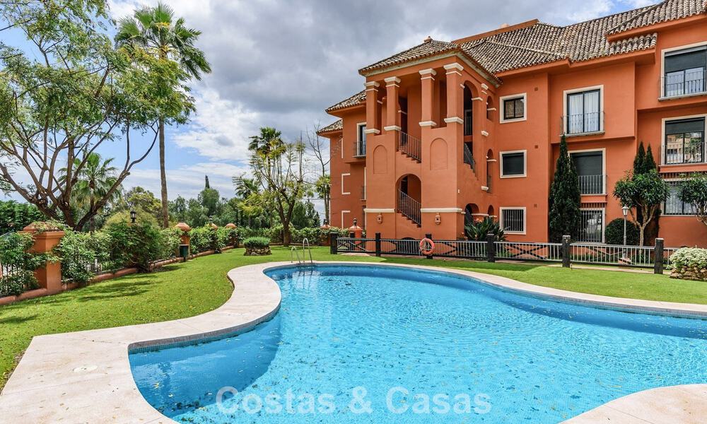 Ruim verhoogd tuinappartement met panoramisch zeezicht te koop in Benahavis - Marbella 780215