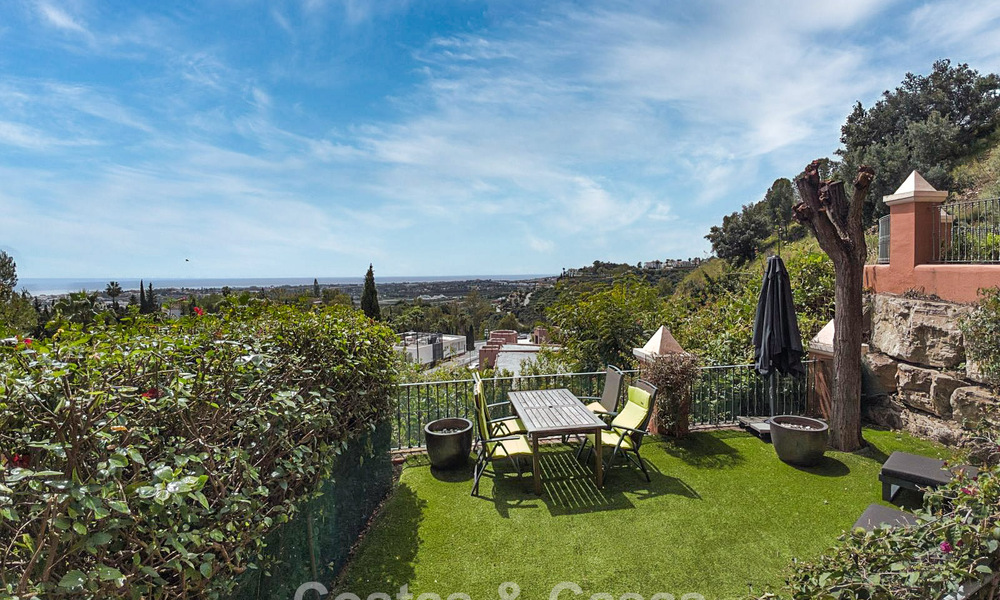 Ruim verhoogd tuinappartement met panoramisch zeezicht te koop in Benahavis - Marbella 780218