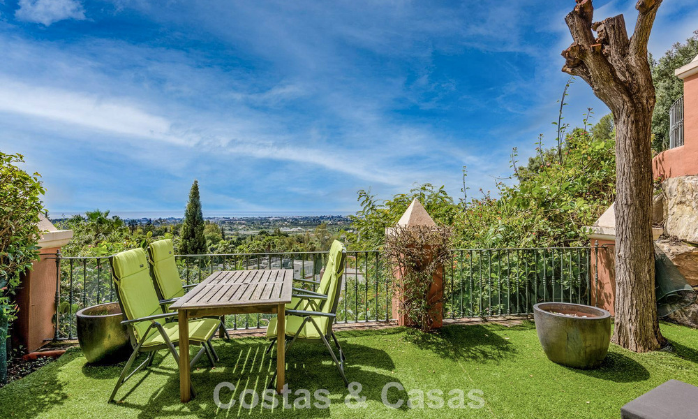Ruim verhoogd tuinappartement met panoramisch zeezicht te koop in Benahavis - Marbella 780219