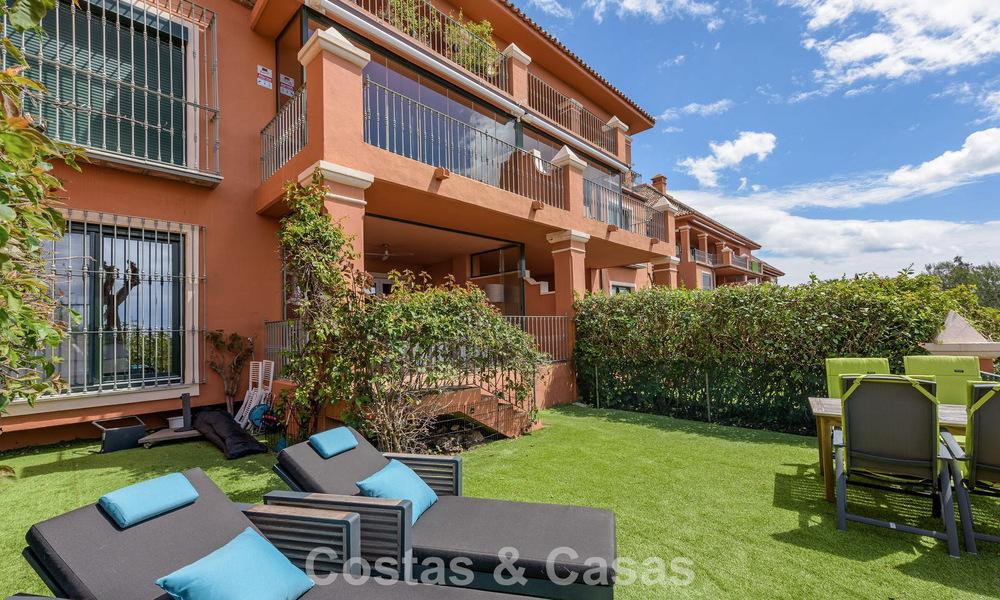 Ruim verhoogd tuinappartement met panoramisch zeezicht te koop in Benahavis - Marbella 780221