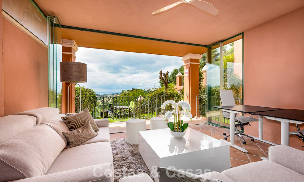 Ruim verhoogd tuinappartement met panoramisch zeezicht te koop in Benahavis - Marbella 780222