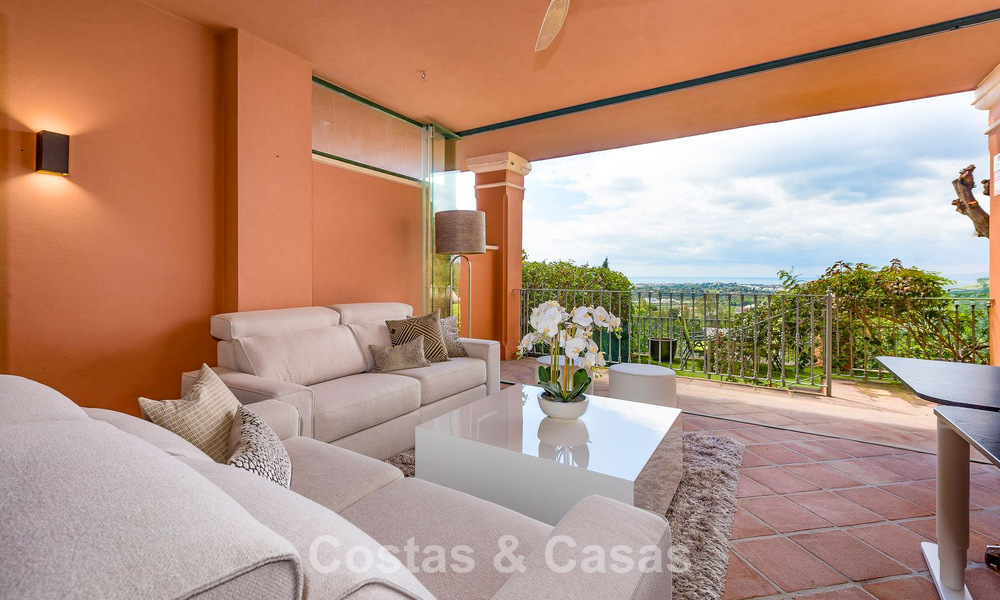 Ruim verhoogd tuinappartement met panoramisch zeezicht te koop in Benahavis - Marbella 780223