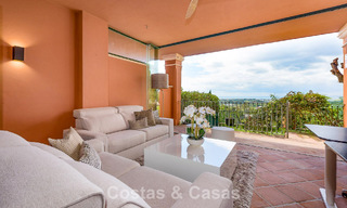 Ruim verhoogd tuinappartement met panoramisch zeezicht te koop in Benahavis - Marbella 780223 