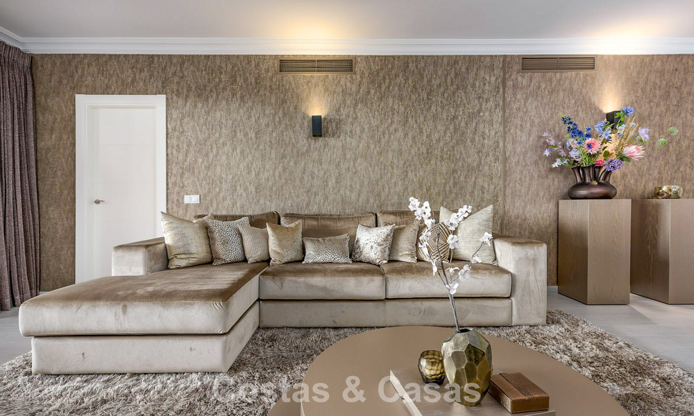 Ruim verhoogd tuinappartement met panoramisch zeezicht te koop in Benahavis - Marbella 780225