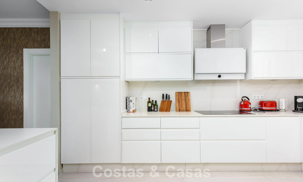 Ruim verhoogd tuinappartement met panoramisch zeezicht te koop in Benahavis - Marbella 780232