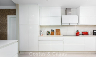 Ruim verhoogd tuinappartement met panoramisch zeezicht te koop in Benahavis - Marbella 780232 