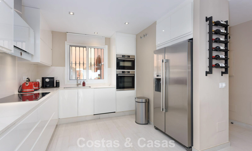 Ruim verhoogd tuinappartement met panoramisch zeezicht te koop in Benahavis - Marbella 780234