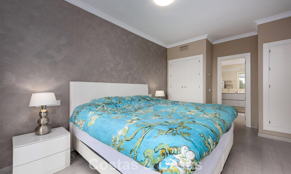 Ruim verhoogd tuinappartement met panoramisch zeezicht te koop in Benahavis - Marbella 780235