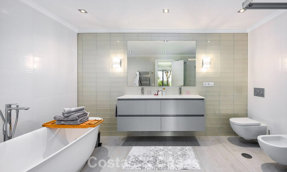 Ruim verhoogd tuinappartement met panoramisch zeezicht te koop in Benahavis - Marbella 780236