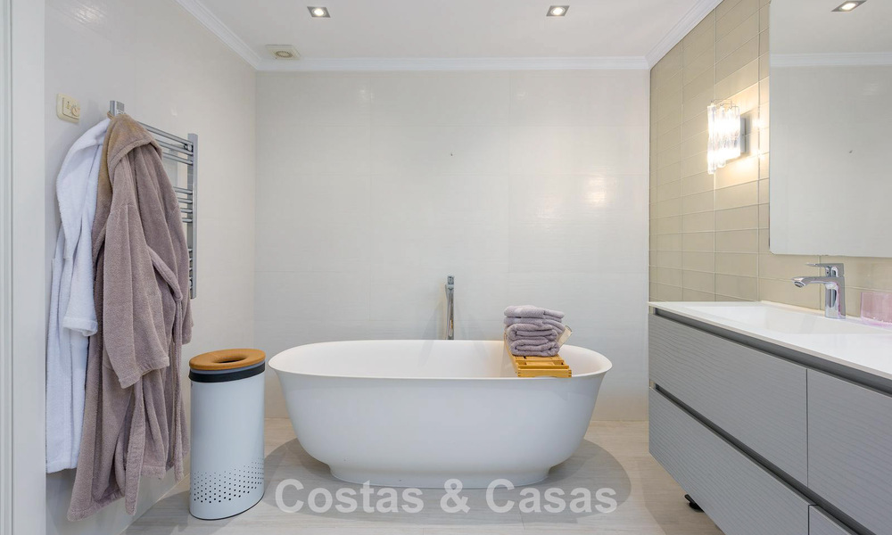 Ruim verhoogd tuinappartement met panoramisch zeezicht te koop in Benahavis - Marbella 780237