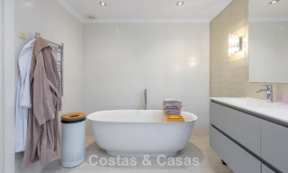 Ruim verhoogd tuinappartement met panoramisch zeezicht te koop in Benahavis - Marbella 780237 