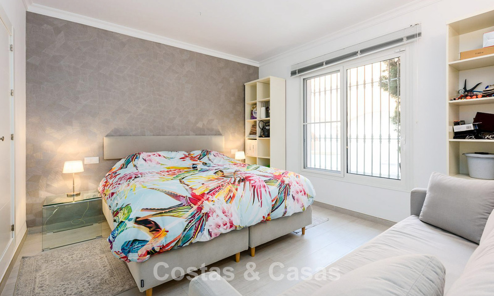 Ruim verhoogd tuinappartement met panoramisch zeezicht te koop in Benahavis - Marbella 780239
