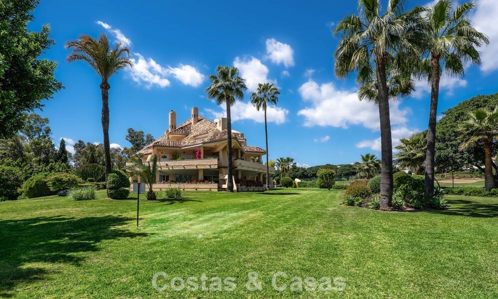 4-slaapkamer luxe appartement te koop in een beveiligd complex direct aan de golfbaan in Nueva Andalucia, Marbella 780339