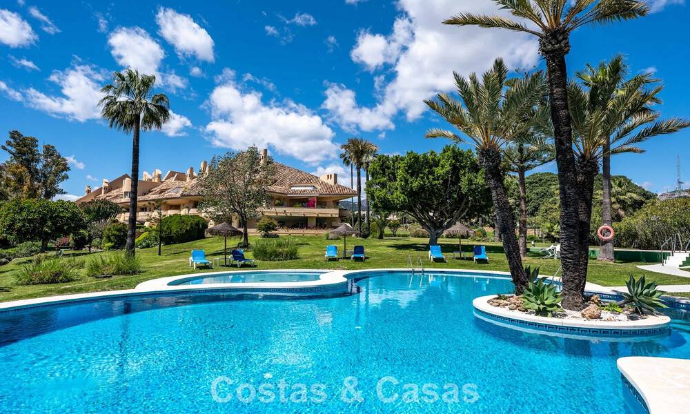 4-slaapkamer luxe appartement te koop in een beveiligd complex direct aan de golfbaan in Nueva Andalucia, Marbella 780340