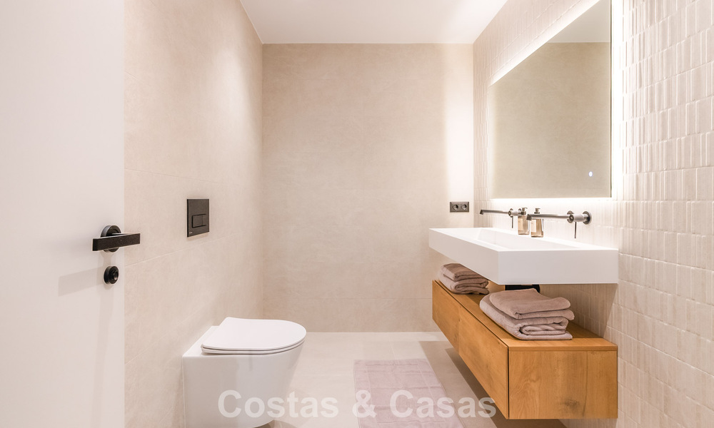 4-slaapkamer luxe appartement te koop in een beveiligd complex direct aan de golfbaan in Nueva Andalucia, Marbella 780341