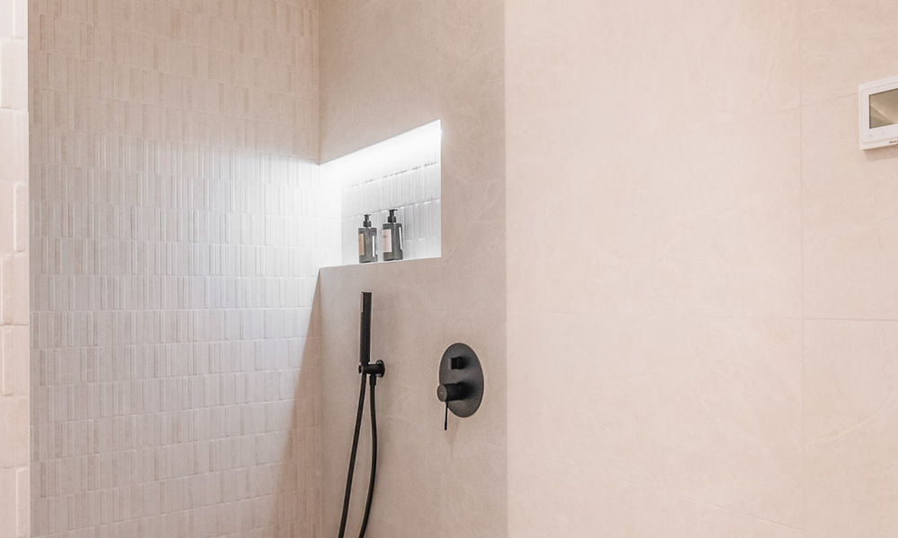 4-slaapkamer luxe appartement te koop in een beveiligd complex direct aan de golfbaan in Nueva Andalucia, Marbella 780342