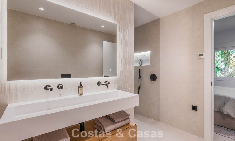 4-slaapkamer luxe appartement te koop in een beveiligd complex direct aan de golfbaan in Nueva Andalucia, Marbella 780343