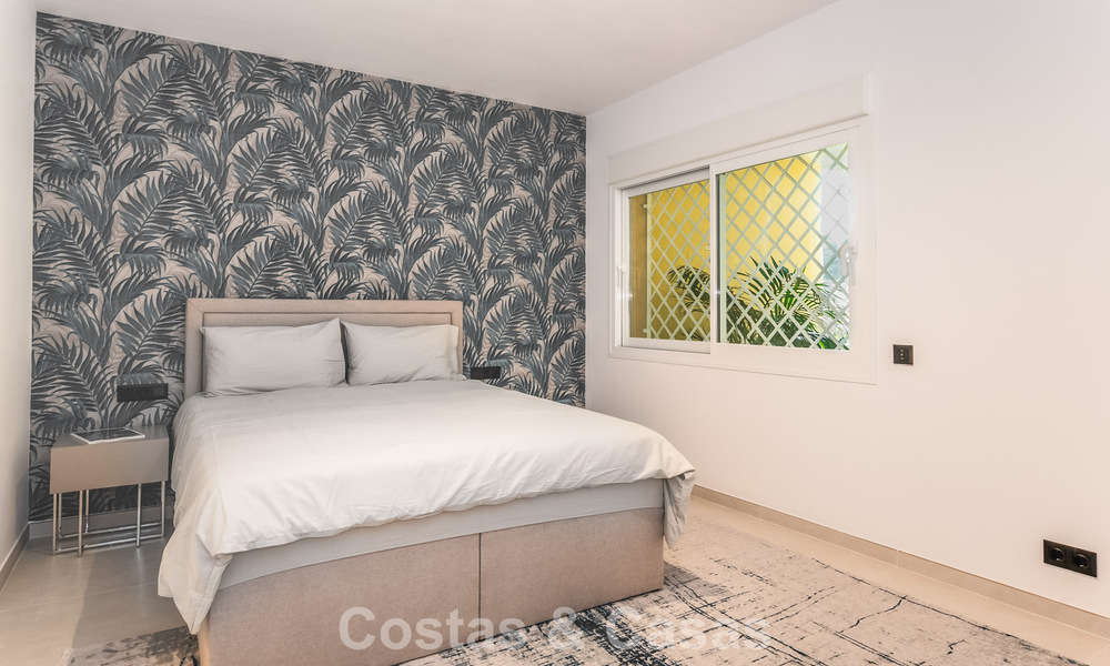 4-slaapkamer luxe appartement te koop in een beveiligd complex direct aan de golfbaan in Nueva Andalucia, Marbella 780344