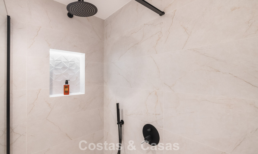 4-slaapkamer luxe appartement te koop in een beveiligd complex direct aan de golfbaan in Nueva Andalucia, Marbella 780347