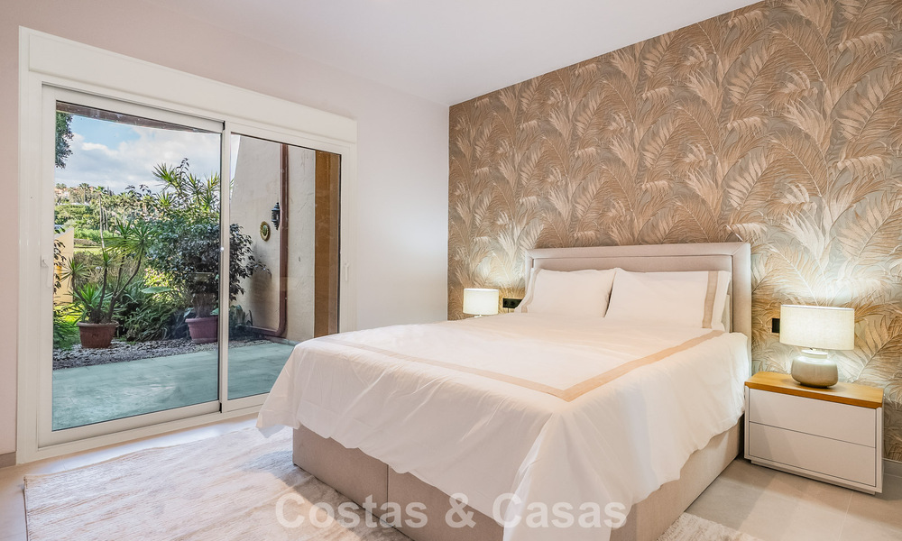 4-slaapkamer luxe appartement te koop in een beveiligd complex direct aan de golfbaan in Nueva Andalucia, Marbella 780349