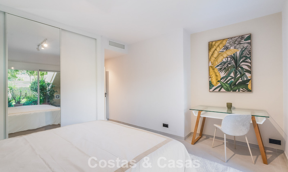 4-slaapkamer luxe appartement te koop in een beveiligd complex direct aan de golfbaan in Nueva Andalucia, Marbella 780350