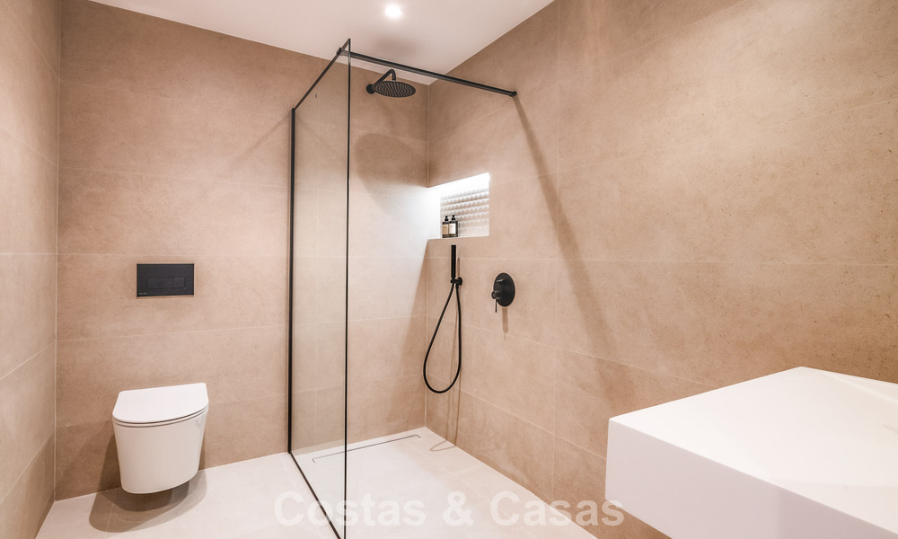 4-slaapkamer luxe appartement te koop in een beveiligd complex direct aan de golfbaan in Nueva Andalucia, Marbella 780351