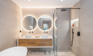 4-slaapkamer luxe appartement te koop in een beveiligd complex direct aan de golfbaan in Nueva Andalucia, Marbella 780352 