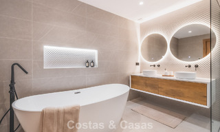 4-slaapkamer luxe appartement te koop in een beveiligd complex direct aan de golfbaan in Nueva Andalucia, Marbella 780353 