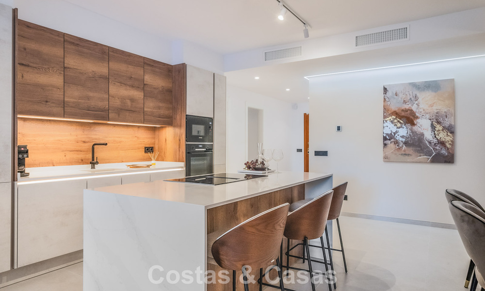 4-slaapkamer luxe appartement te koop in een beveiligd complex direct aan de golfbaan in Nueva Andalucia, Marbella 780358