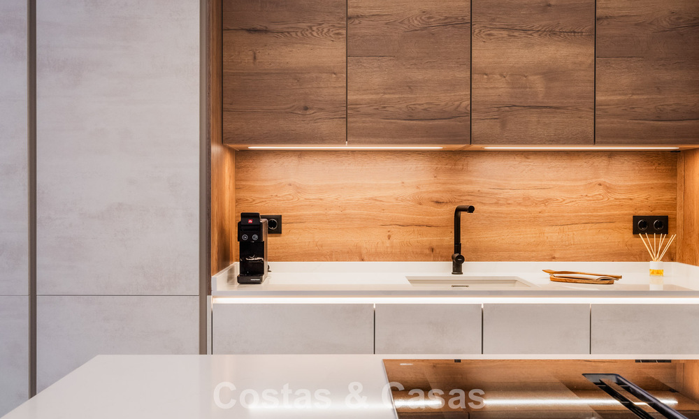 4-slaapkamer luxe appartement te koop in een beveiligd complex direct aan de golfbaan in Nueva Andalucia, Marbella 780359