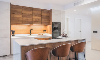 4-slaapkamer luxe appartement te koop in een beveiligd complex direct aan de golfbaan in Nueva Andalucia, Marbella 780363 